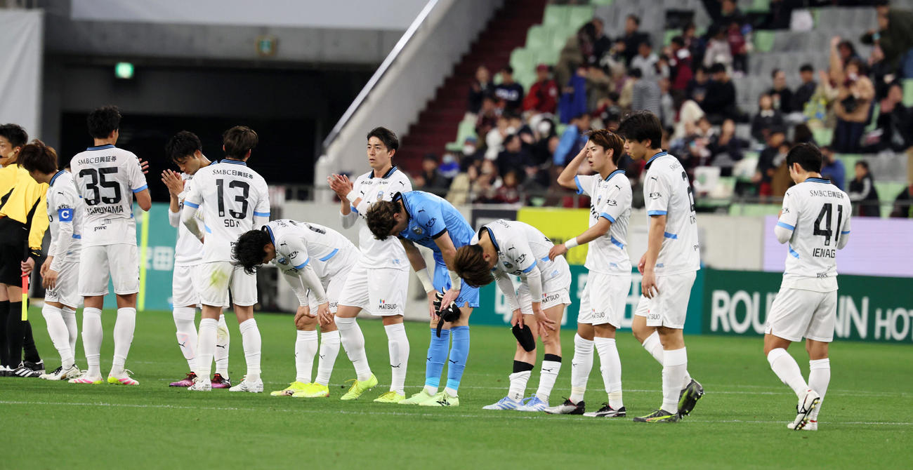 神戸対川崎F　神戸に敗れた川崎Fイレブン（撮影・加藤哉）