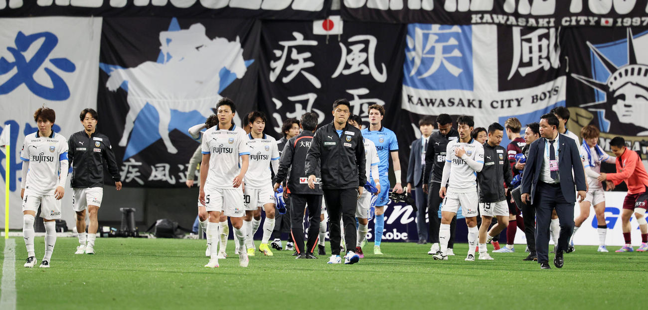 神戸対川崎F　神戸に敗れた川崎Fイレブン（撮影・加藤哉）