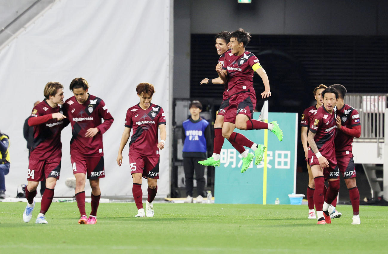 神戸対川崎F　前半、神戸佐々木がゴールを放ち山川（右）とジャンプしながらボディタッチする（撮影・加藤哉）