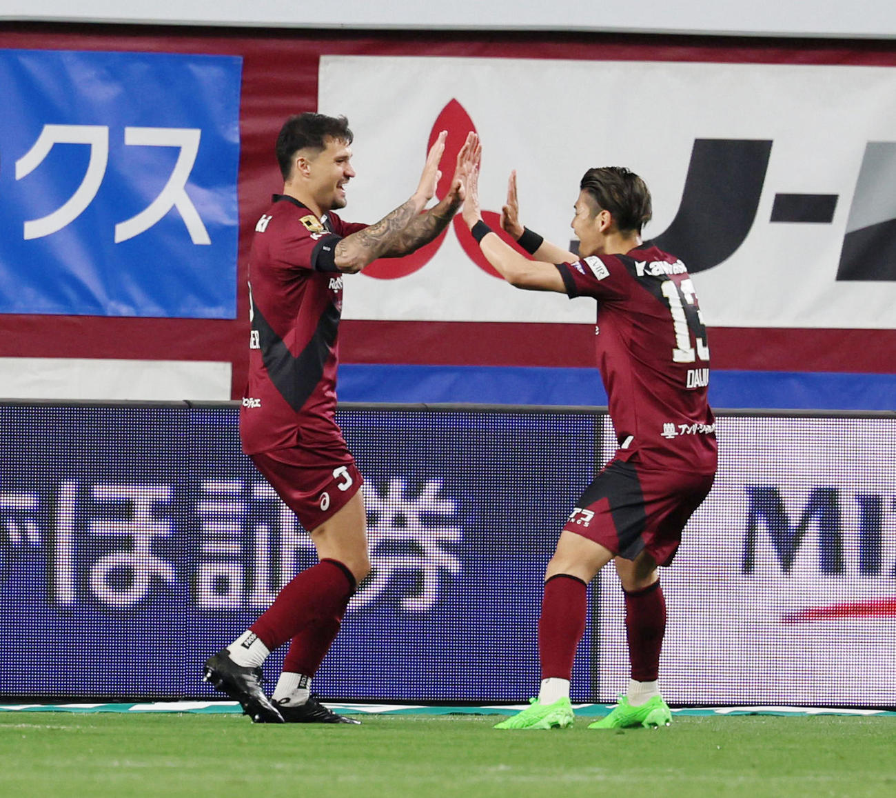 神戸対川崎F　前半、神戸トゥーレルがヘディングゴールを決め佐々木とタッチする（撮影・加藤哉）