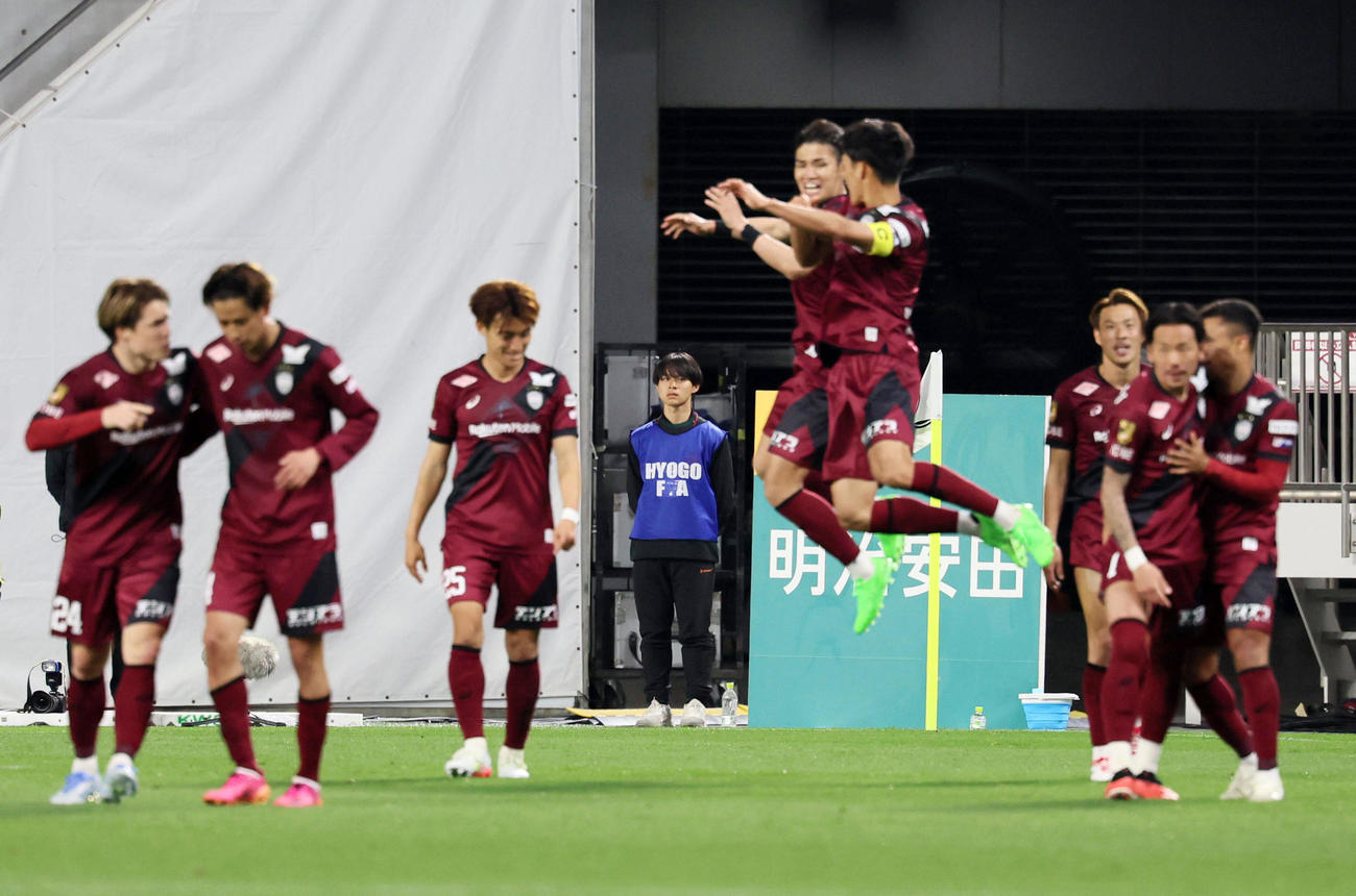 神戸対川崎F　前半、神戸佐々木がゴールを放ち山川（右）とジャンプしながらボディタッチする（撮影・加藤哉）