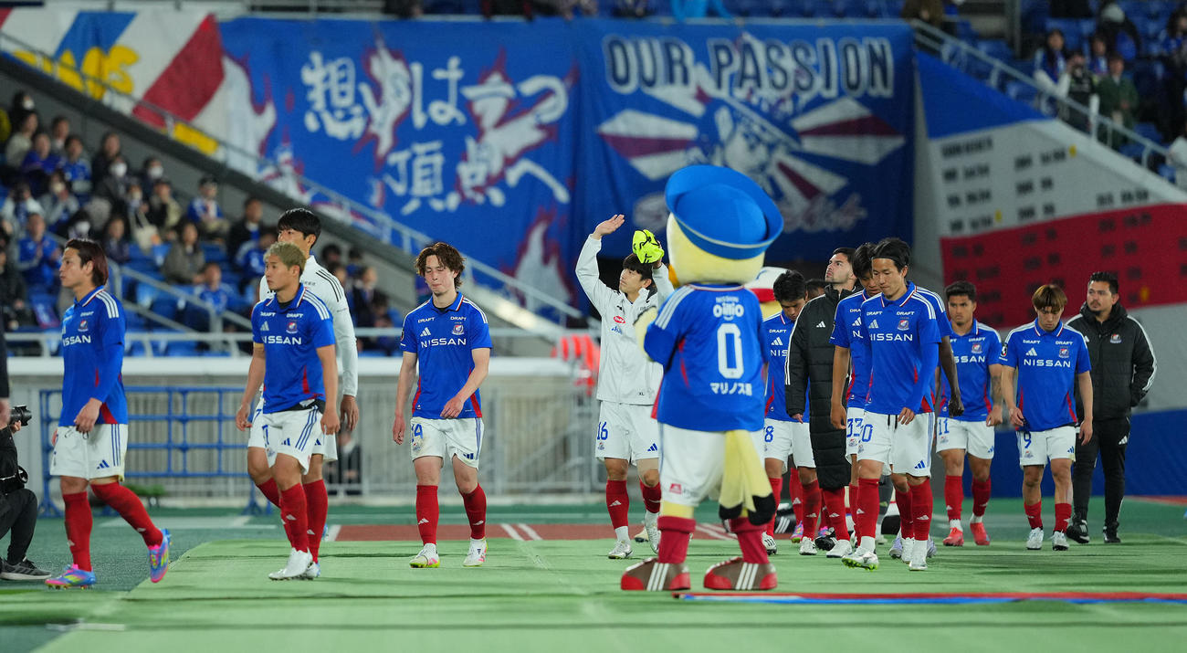 横浜対清水　清水に逆転負けを喫し肩を落とす横浜の選手たち（撮影・垰建太）