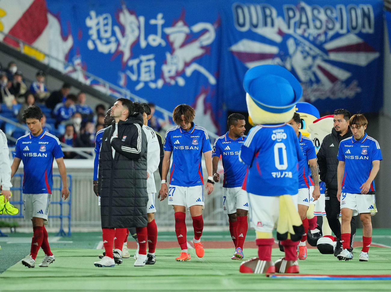 横浜対清水　清水に逆転負けを喫し肩を落とす横浜の選手たち（撮影・垰建太）