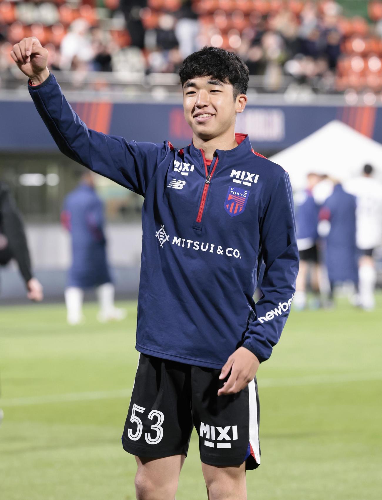 大宮に勝利し、サポーターの声援に応えるFC東京・北原