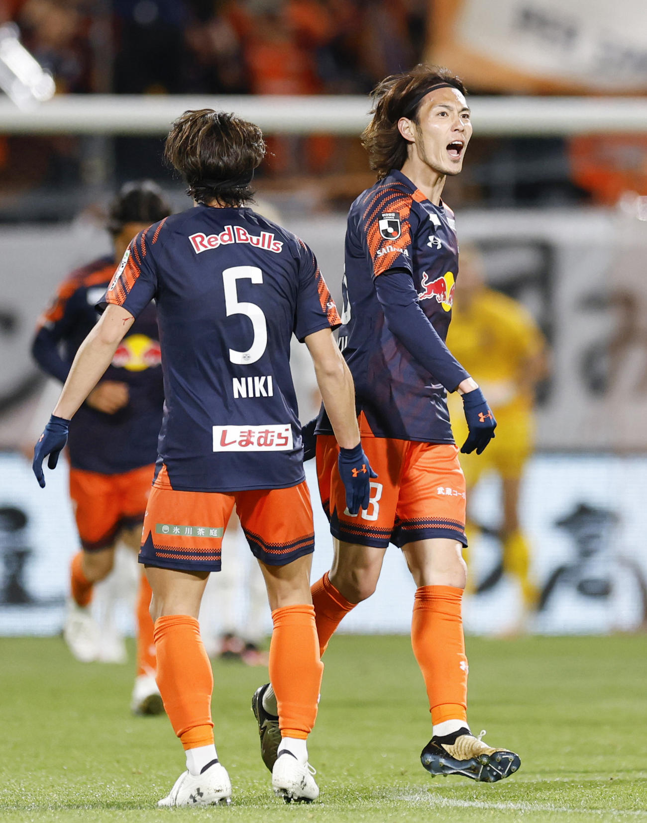 大宮対FC東京　後半、ゴールを決め、喜ぶ大宮・杉本（右）（共同）