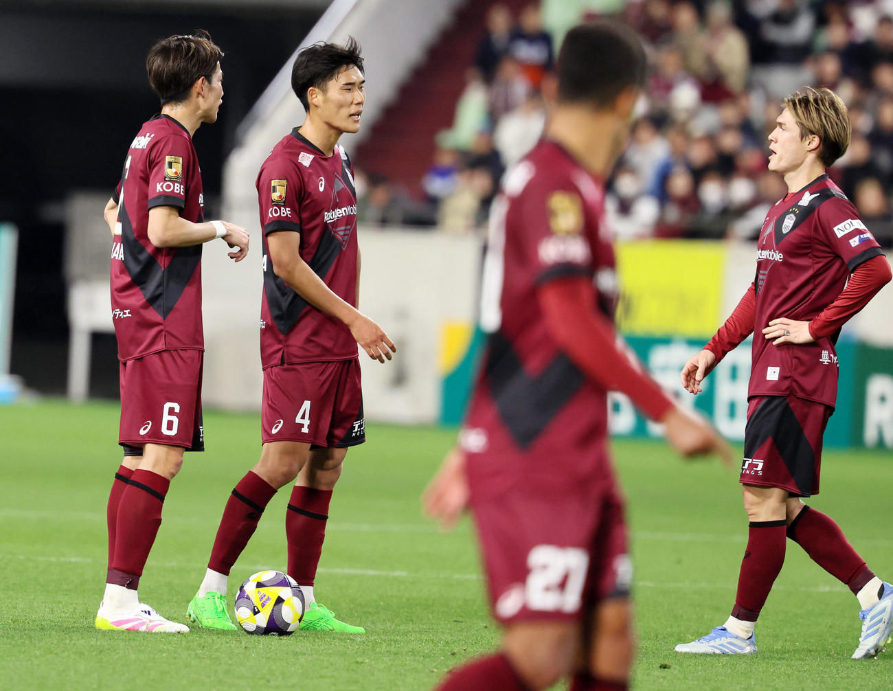 神戸対川崎F　後半、FKのチャンスを得て扇原（左）、山川（同2人目）と話す神戸酒井（撮影・加藤哉）