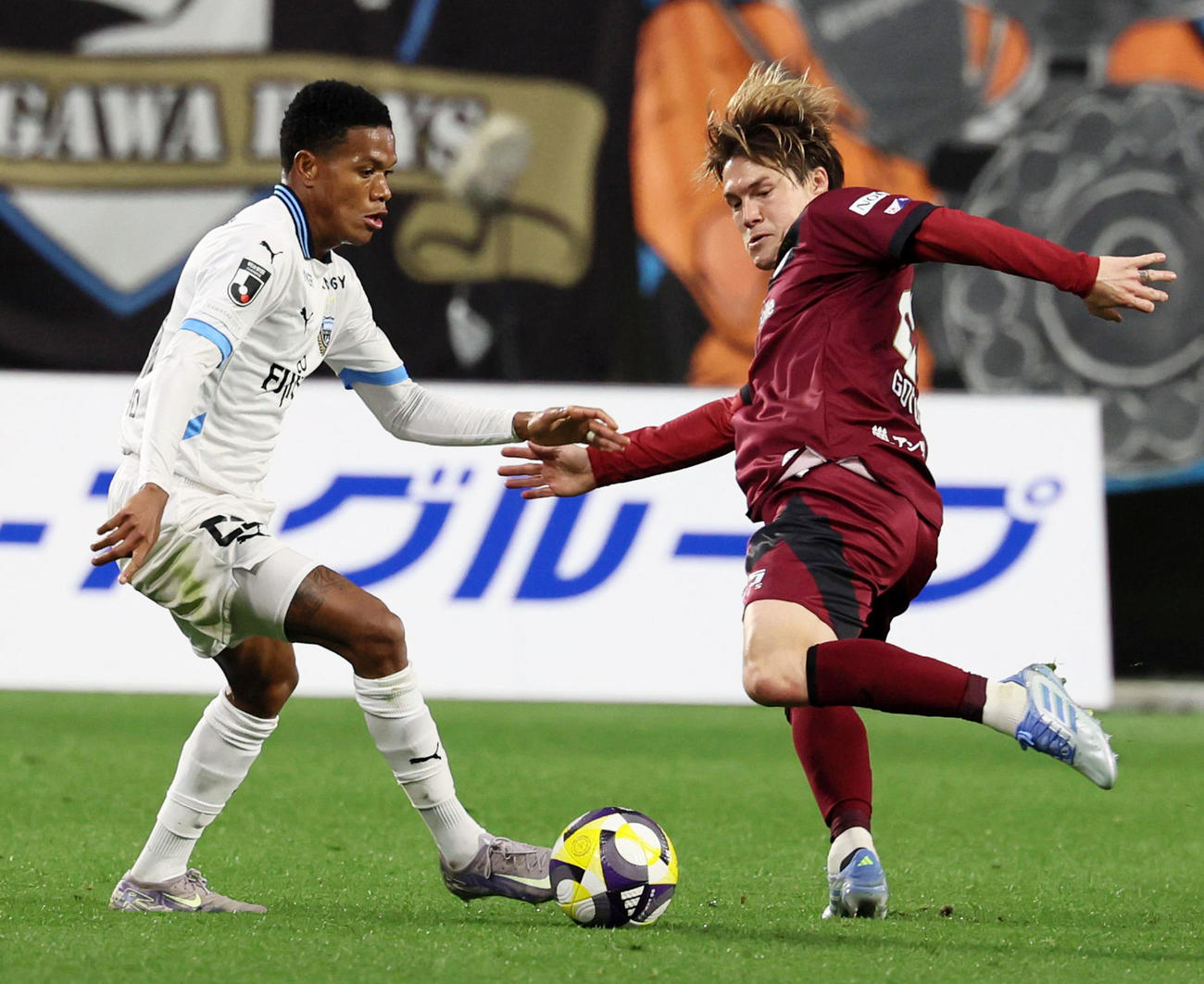 神戸対川崎F　後半、神戸酒井（右）はマルシーニョのボールをカットに行く（撮影・加藤哉）