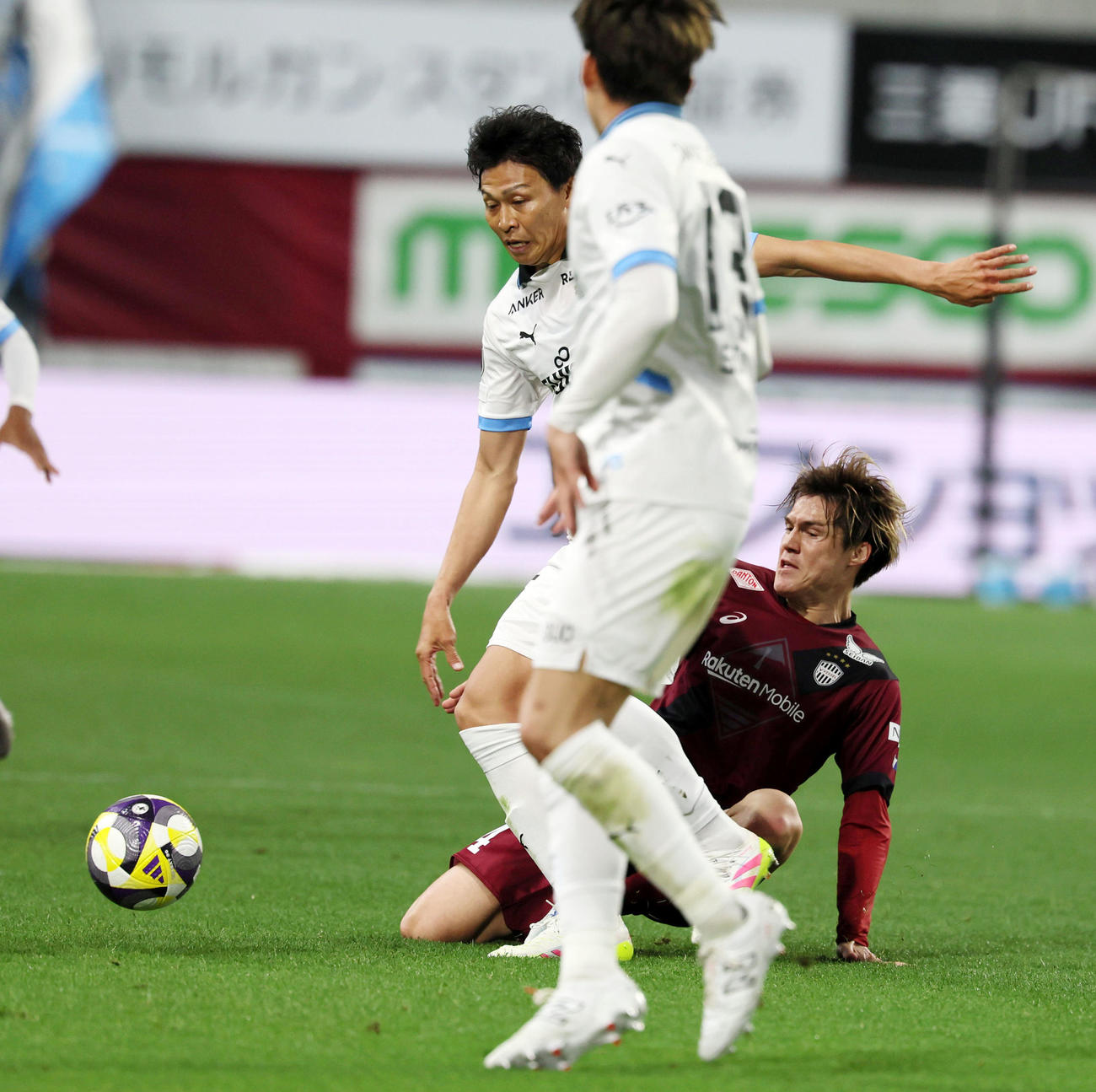 神戸対川崎F　後半、相手とボールを奪い合う神戸酒井（撮影・加藤哉）