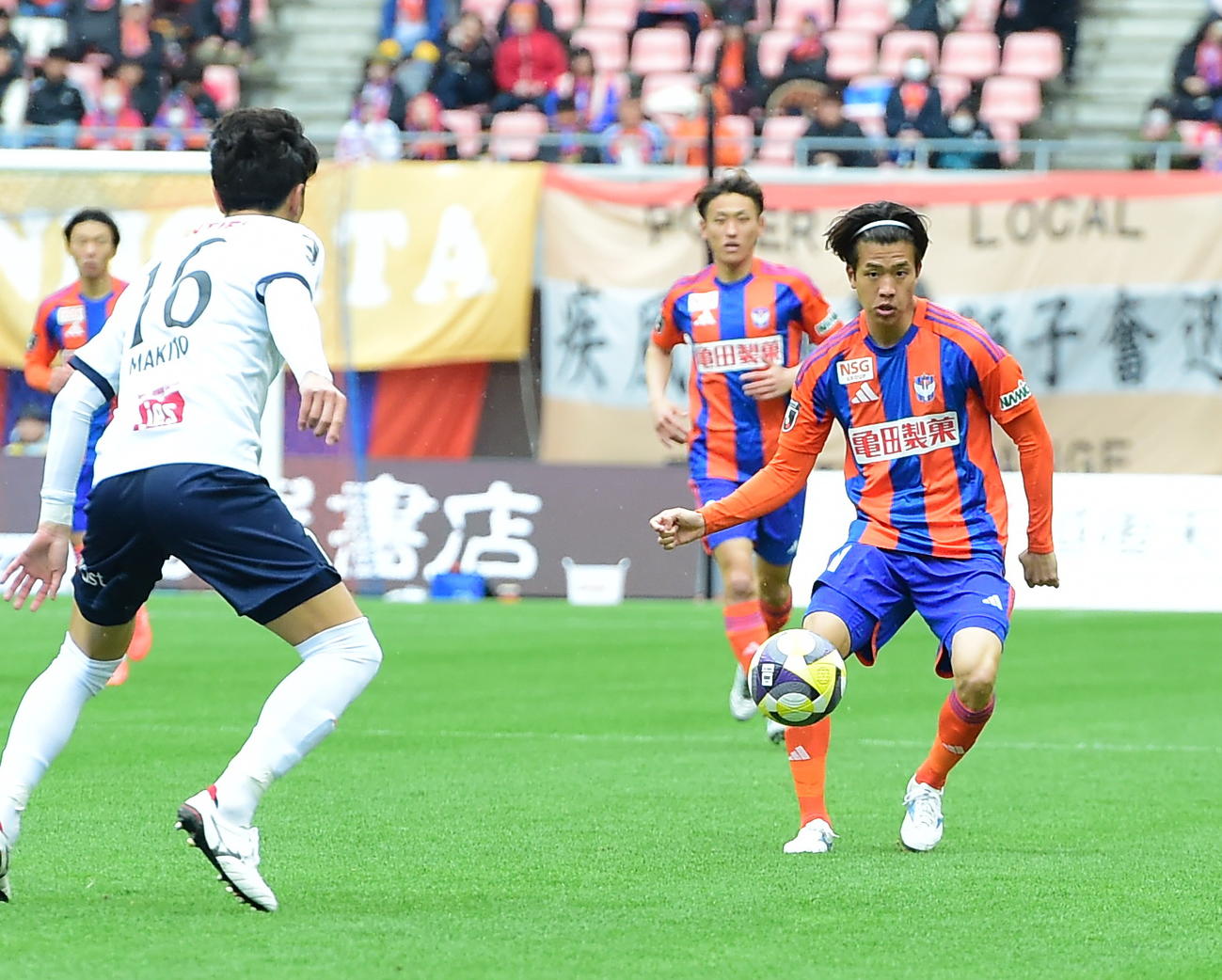 13日、横浜FC戦でパスを出す新潟長谷川（右）（撮影・小林忠）