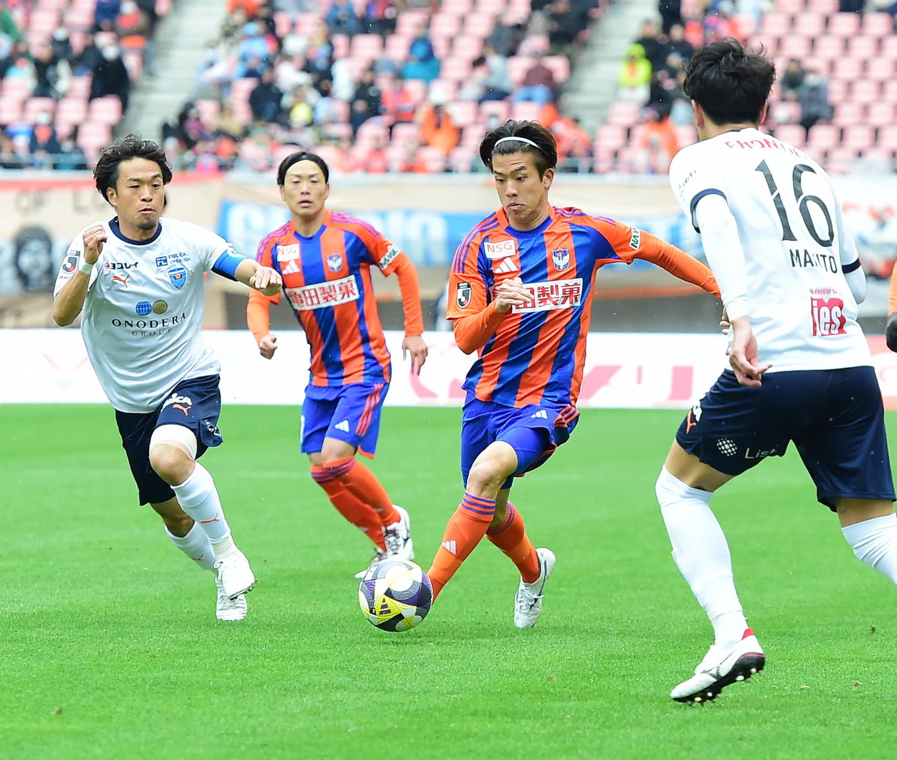 13日、横浜FC戦の後半、ドリブルを仕掛ける新潟長谷川（左から3人目）