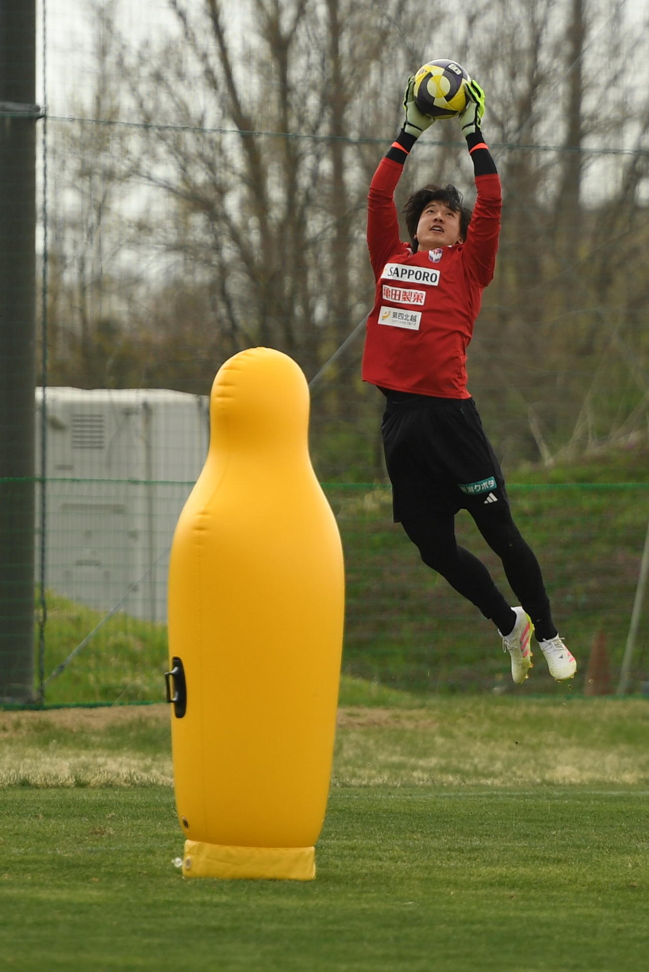 京都戦に向けたGK練習でボールをキャッチする新潟藤田（撮影・小林忠）