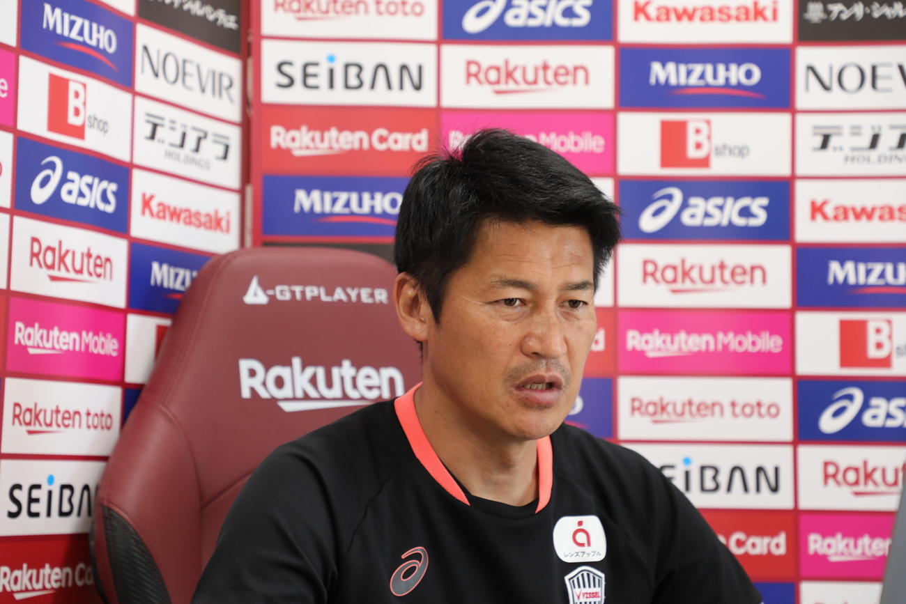 オンライン取材に応じる神戸の吉田監督（C）VISSEL KOBE