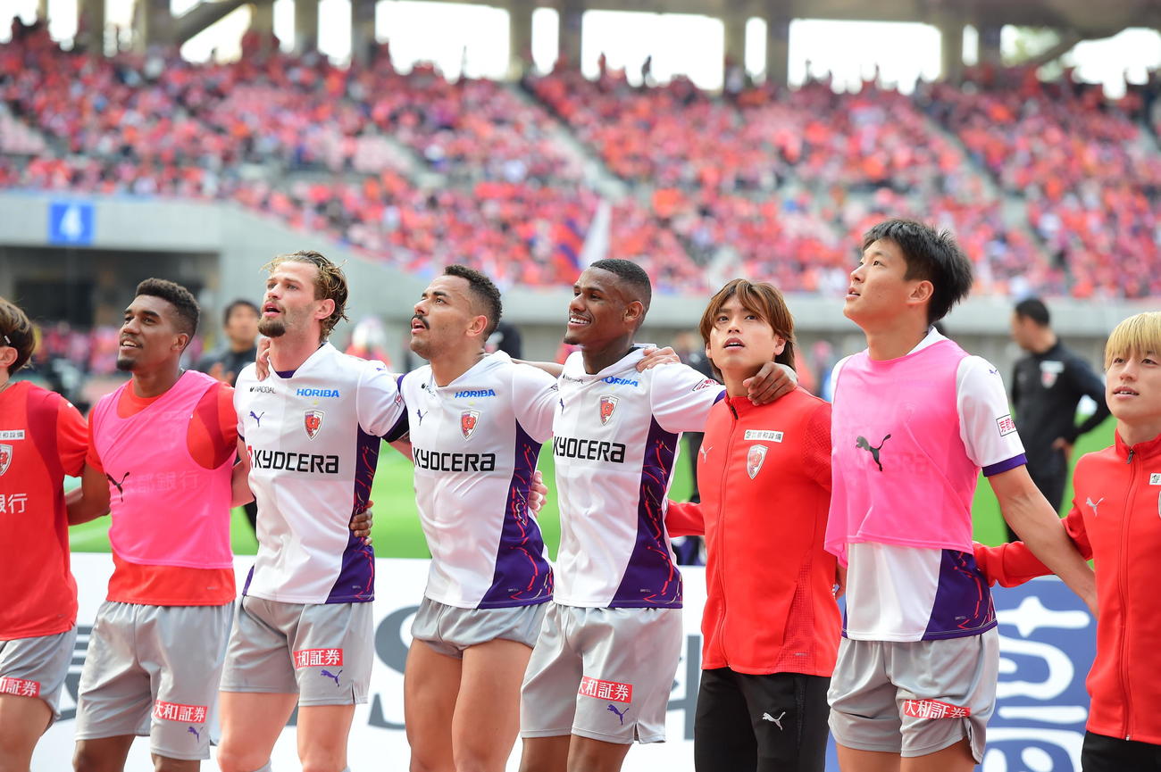 暫定首位に立ち、サポーターと喜びを分かち合う京都の選手たち（撮影・小林忠）