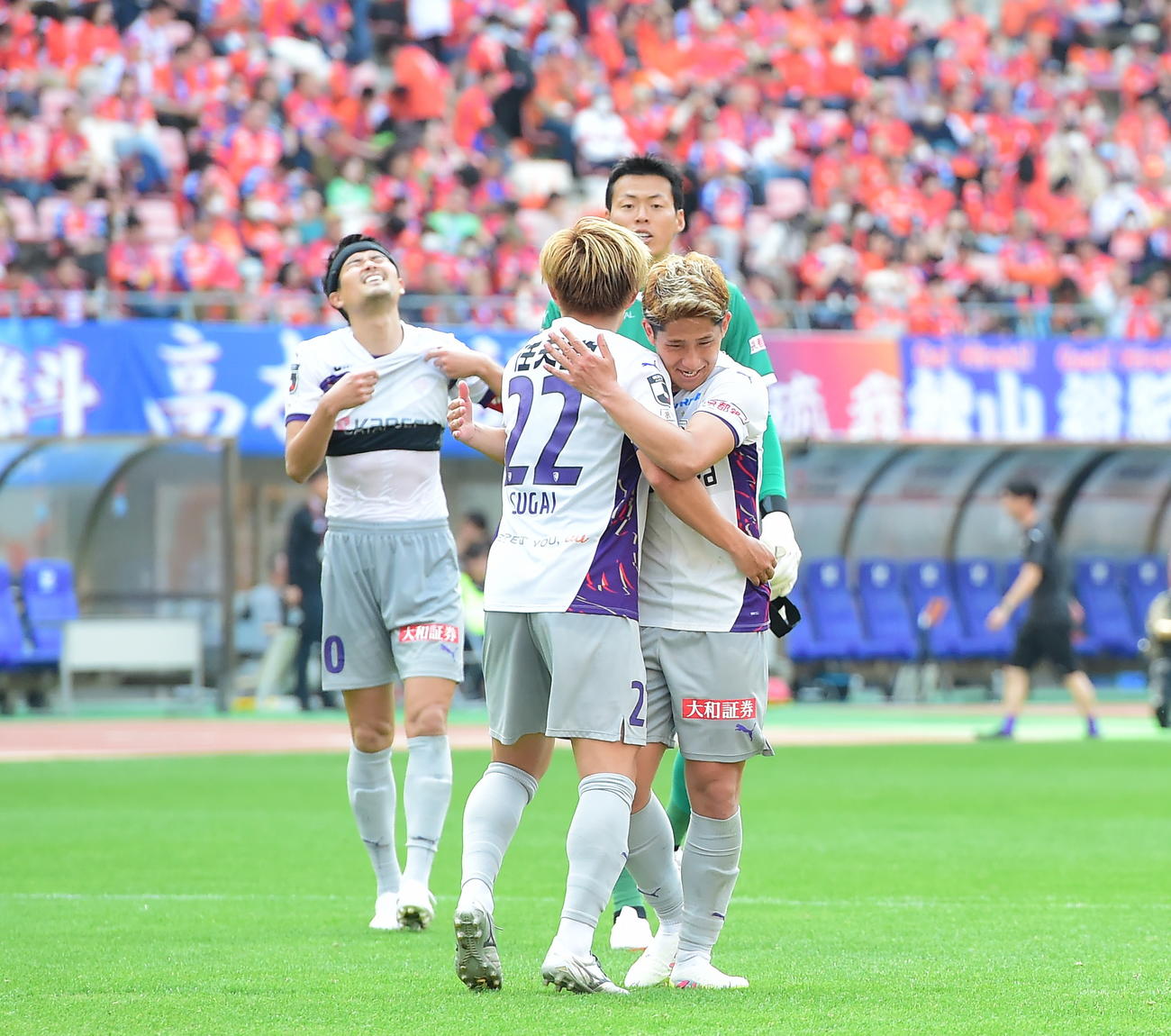 公式戦7連戦の最終戦を勝利で飾った京都の選手たちが喜び合う（撮影・小林忠）
