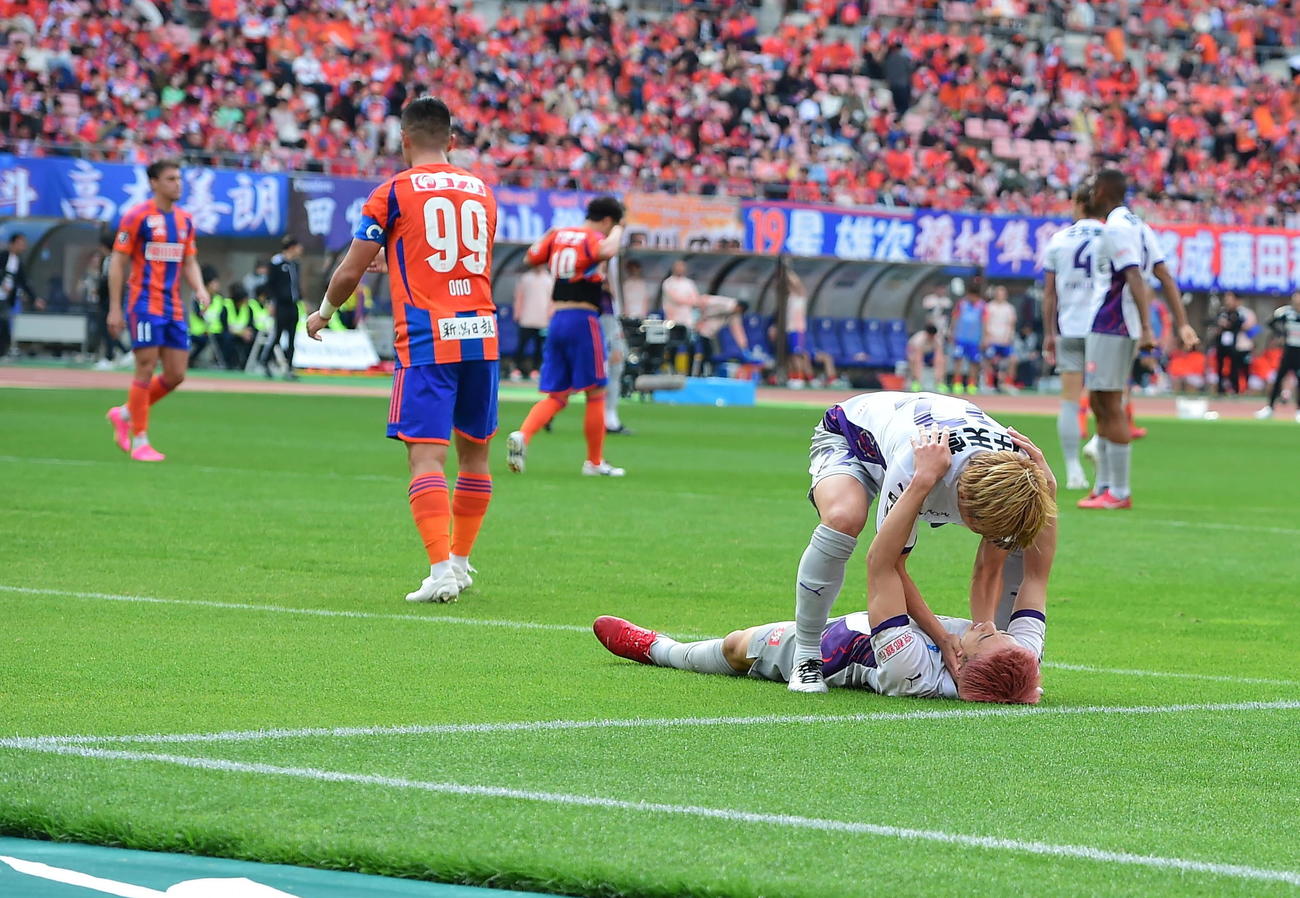 公式戦7連戦の最終戦を勝利で飾った京都の選手たちがピッチに倒れ込み喜び合う（撮影・小林忠）