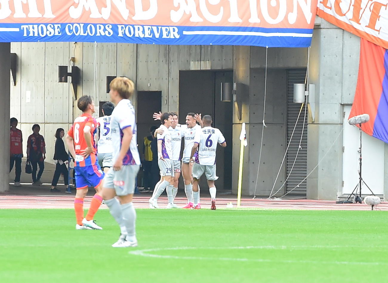 1－1の後半41分に勝ち越し、喜ぶ京都の選手たち（撮影・小林忠）