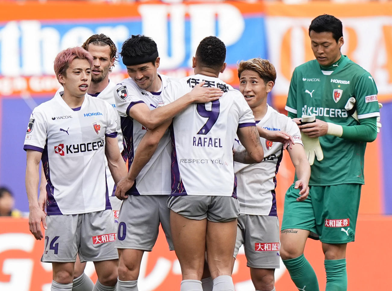 新潟に勝利し、喜ぶ京都イレブン（共同）
