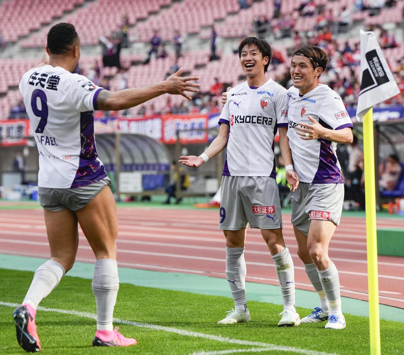 新潟対京都　後半、決勝ゴールを決め、祝福される京都・奥川（中央）（共同）