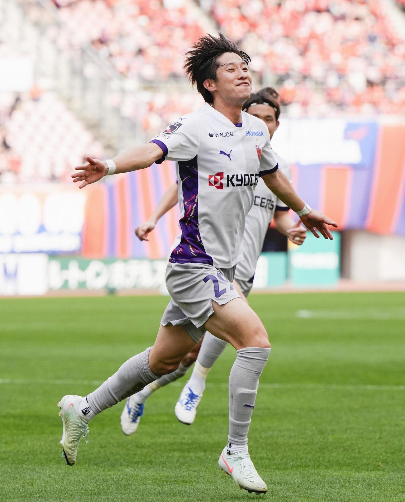 新潟対京都　後半、決勝ゴールを決め、駆け出す京都・奥川（共同）