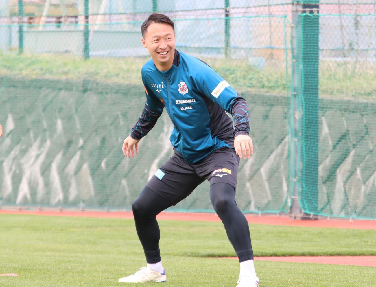 練習中、笑顔を見せる札幌荒野（撮影・保坂果那）