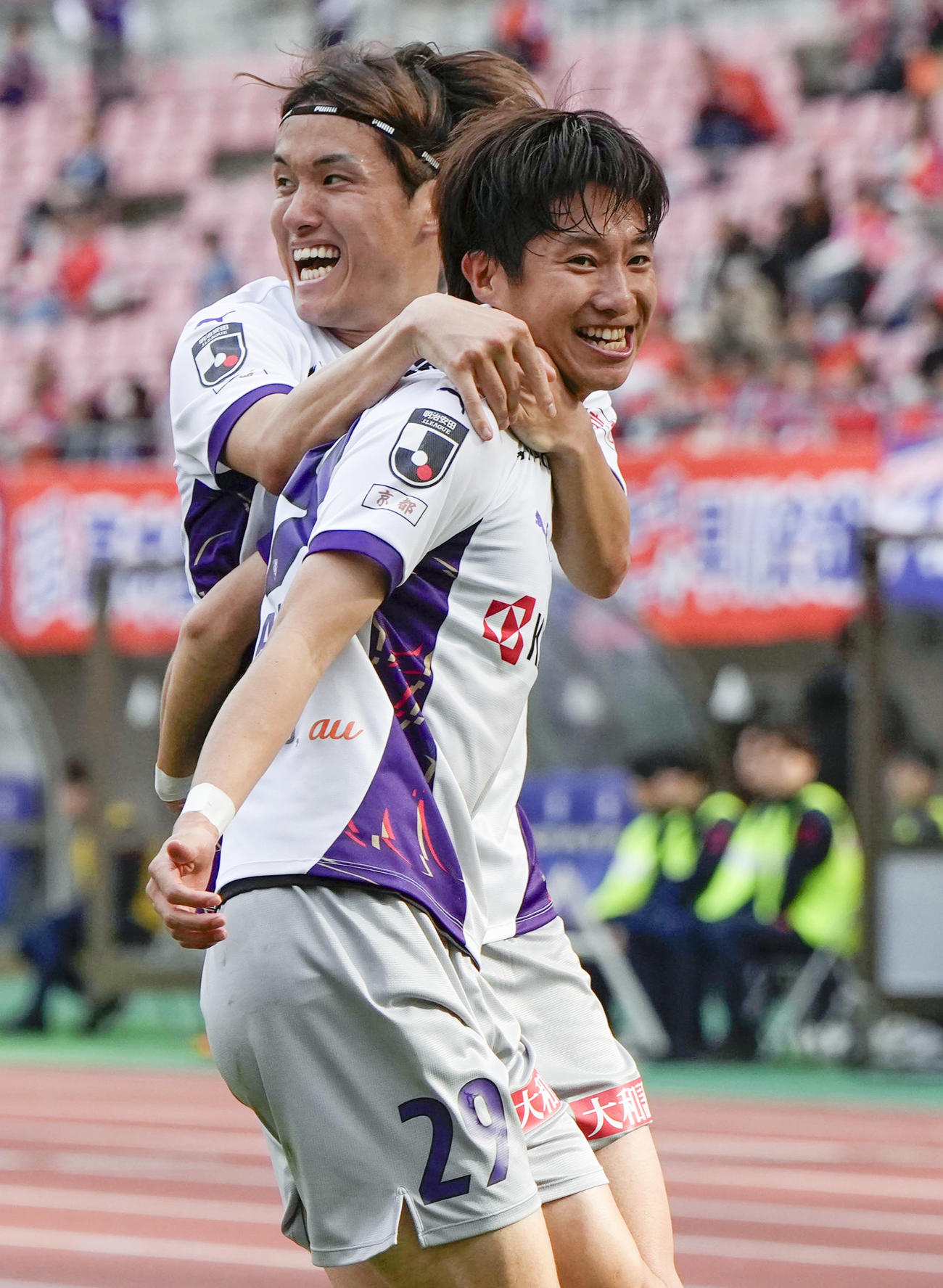 新潟―京都　後半、決勝ゴールを決め、喜ぶ京都・奥川（右）（共同）