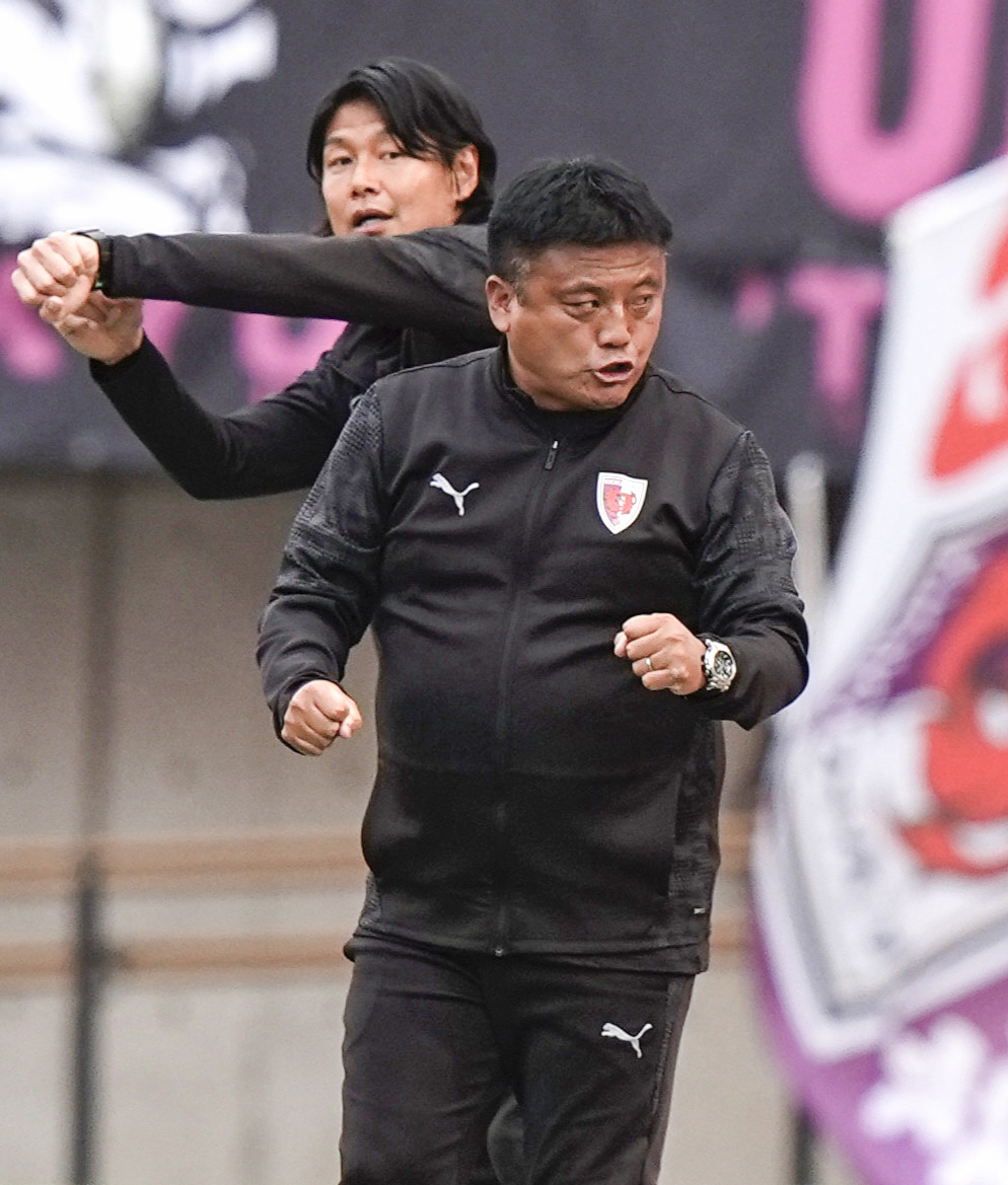 新潟に勝利し、ガッツポーズする京都・曺監督（手前）（共同）