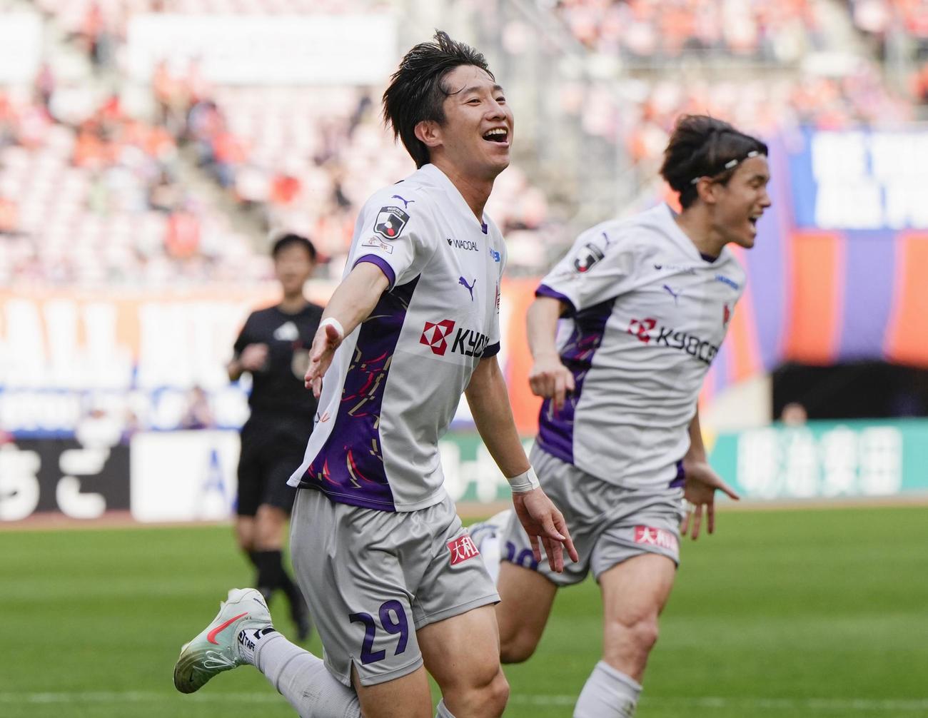 新潟対京都　後半、決勝ゴールを決め、駆け出す京都奥川（左）