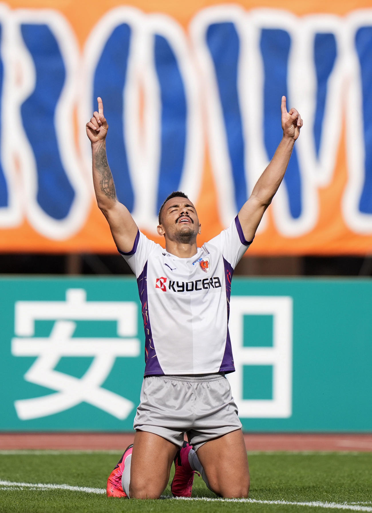 新潟―京都　後半、ゴールを決め、天を指さす京都・ラファエルエリアス（共同）
