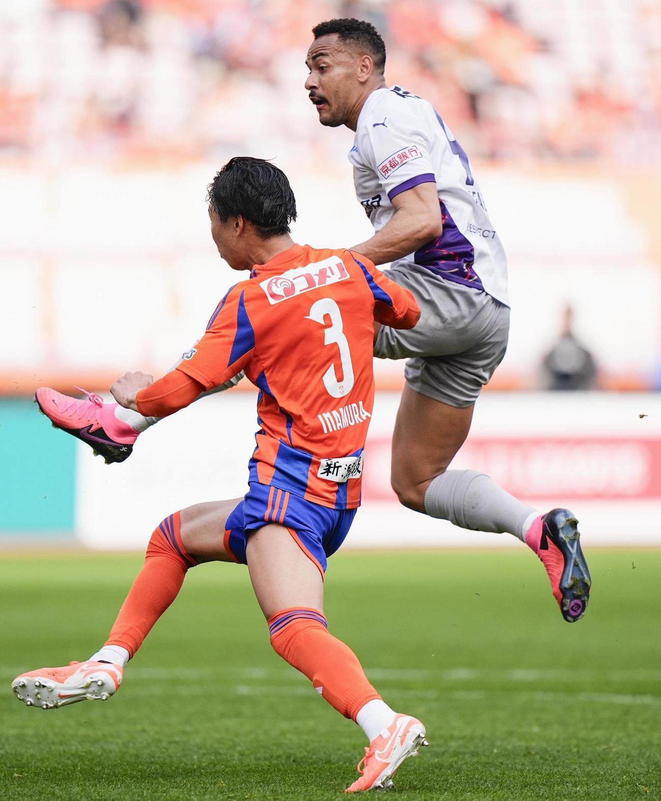 新潟対京都　後半、ゴールを決める京都ラファエルエリアス