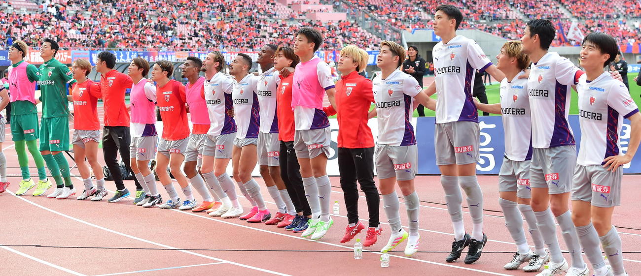 暫定首位に立ち、サポーターと喜びを分かち合う京都の選手たち（撮影・小林忠）