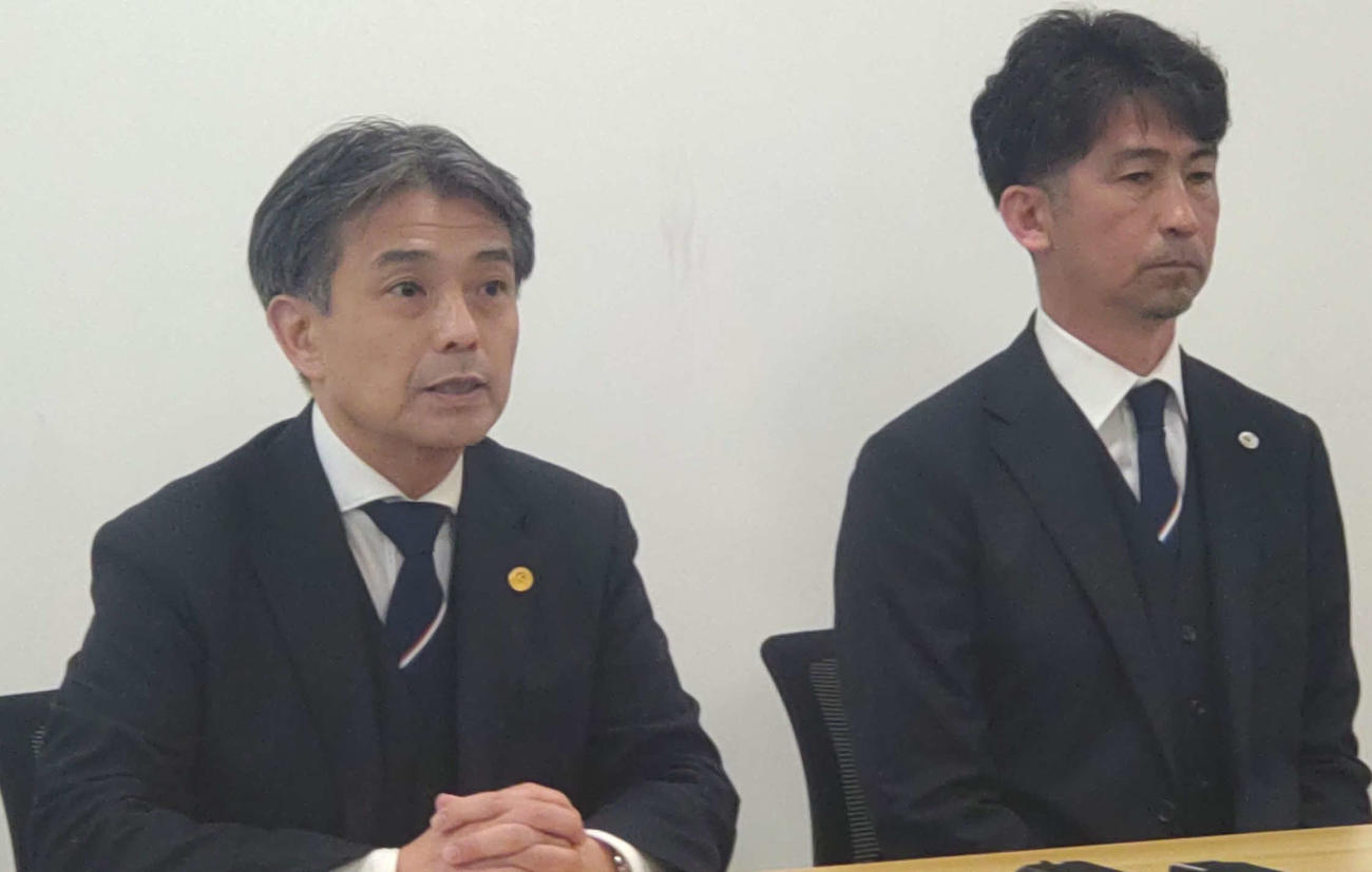 会見する横浜の中山社長（左）と西野SD