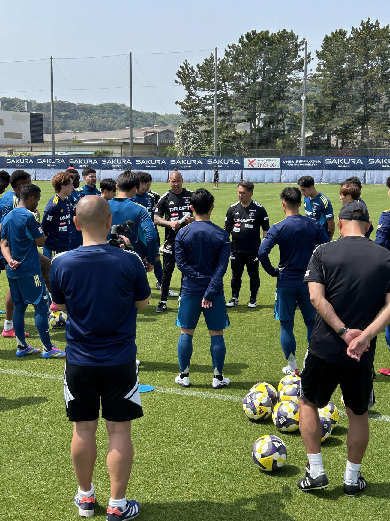 練習開始前に選手たちに話をする横浜キスノーボ・ヘッドコーチ（中央）
