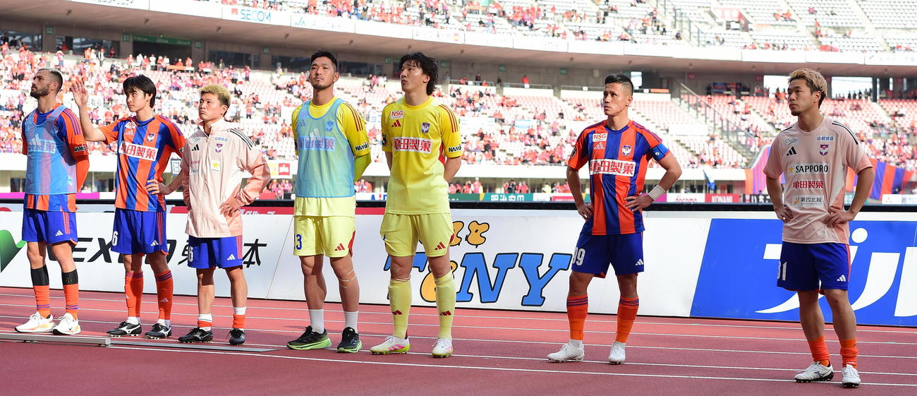 京都に逆転負けし、サポーターから大ブーイングを浴びる新潟の選手たち（撮影・小林忠）