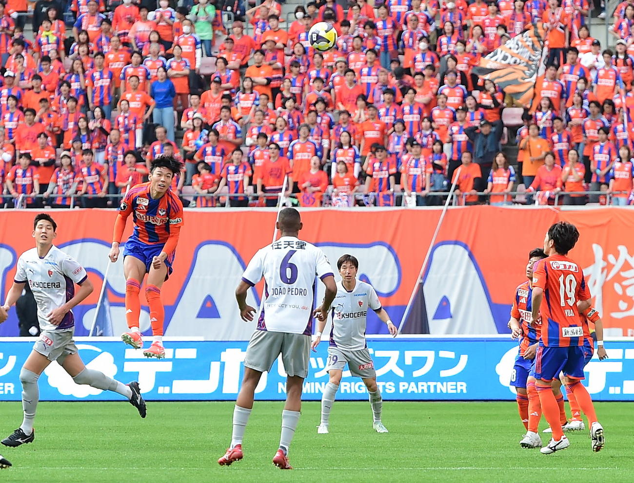 新潟対京都、後半、ヘディングでクリアする新潟稲村（左から2人目）（撮影・小林忠）
