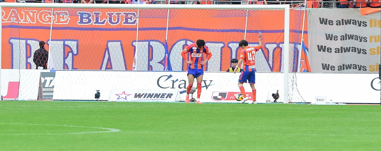 新潟対京都、後半、勝ち越しを許し、ゴール前で肩を落とす新潟・稲村（左）（撮影・小林忠）