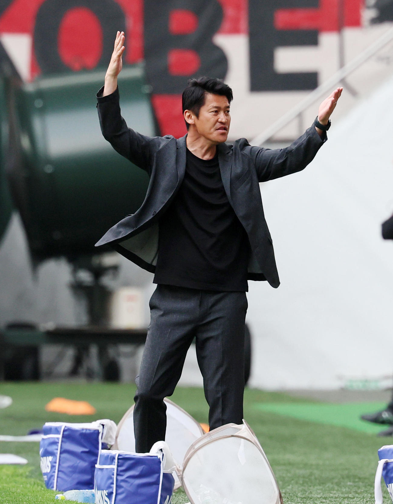 神戸対町田　前半、判定に不満そうな表情を見せる神戸の吉田監督（撮影・加藤哉）