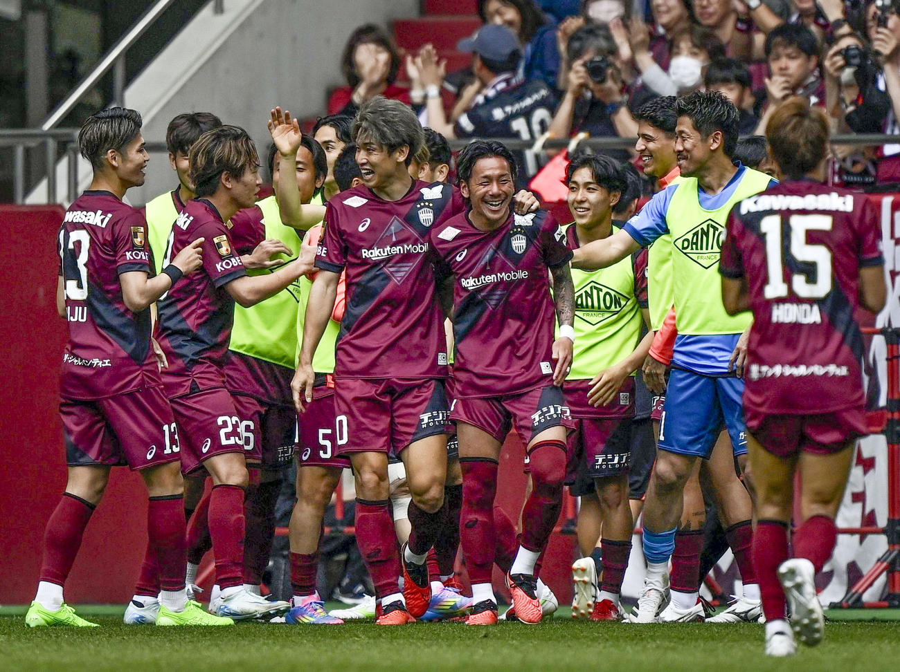 神戸―町田　後半、オウンゴールで先制し、喜ぶ大迫（左から3人目）ら神戸イレブン（共同）