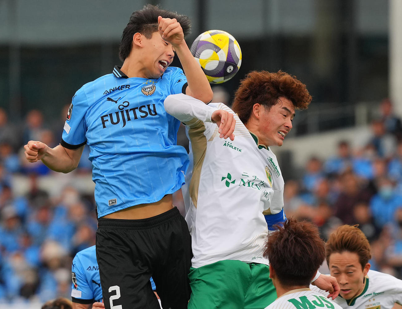川崎F対東京V　後半、コーナーキックから空中戦で競り合う川崎F高井（左）と東京V谷口（撮影・垰建太）