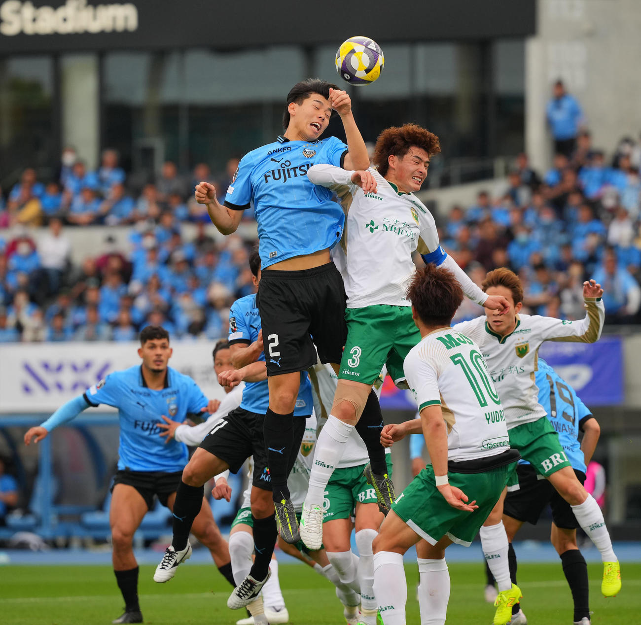 川崎F対東京V　後半、コーナーキックから空中戦で競り合う川崎F高井（左）と東京V谷口（撮影・垰建太）