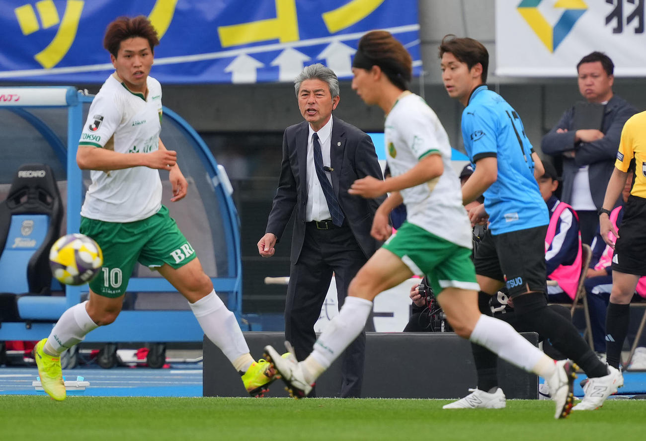 川崎F対東京V　後半、指示を出す川崎F長谷部監督（中央（撮影・垰建太）
