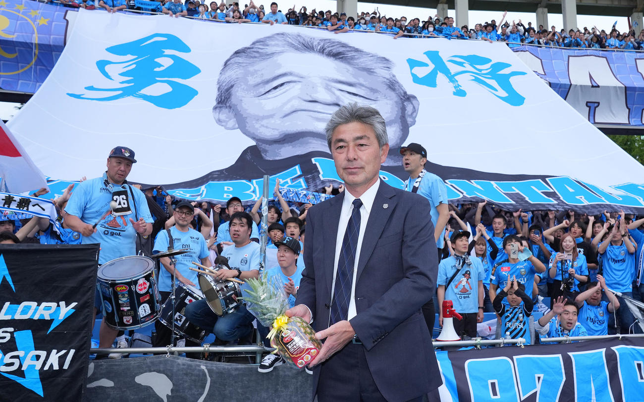 川崎F対東京V　東京Vと引き分け試合後のACLE壮行会でサポーターと写真に納まる川崎F長谷部監督（撮影・垰建太）