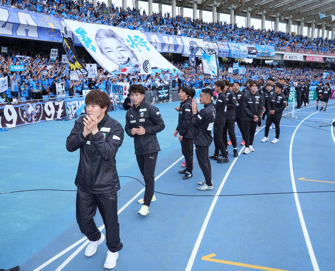 川崎F対東京V　東京Vと引き分け試合後のACLE壮行会でサポーターにあいさつする川崎Fの選手たち（撮影・垰建太）