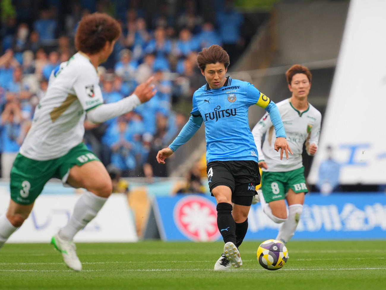 川崎F対東京V　試合前、パスを出す川崎F脇坂（撮影・垰建太）