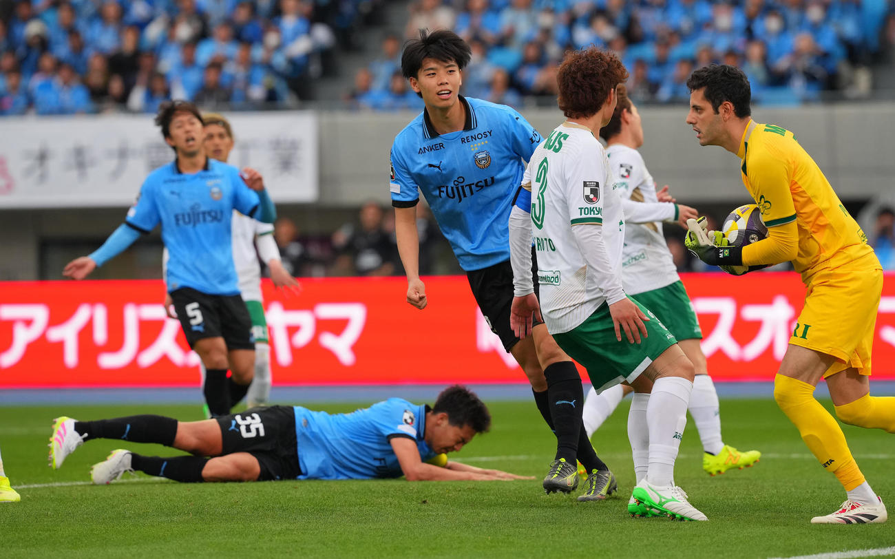 川崎F対東京V　後半、ラストワンプレーもゴールならず苦笑いの川崎F高井（中央）ら（撮影・垰建太）