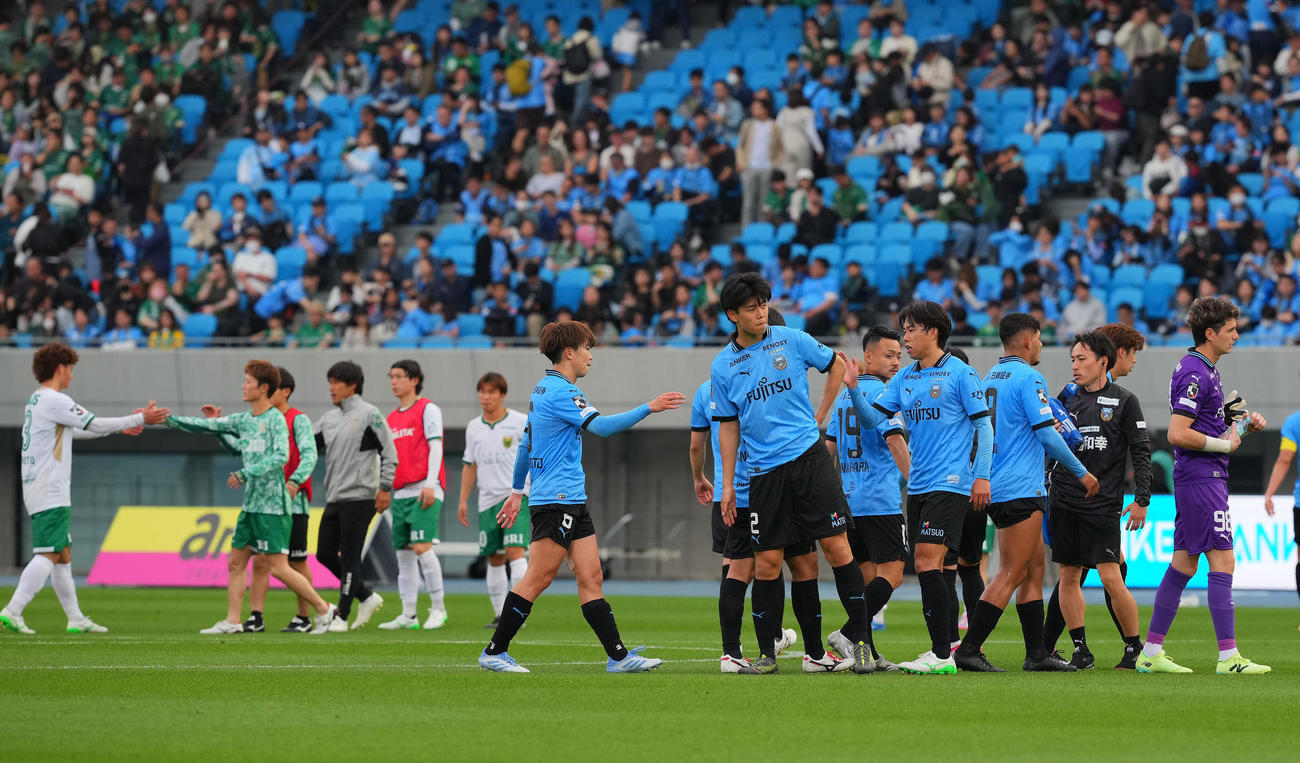 川崎F対東京V　東京Vと引き分けさえない表情の川崎Fの選手たち（撮影・垰建太）