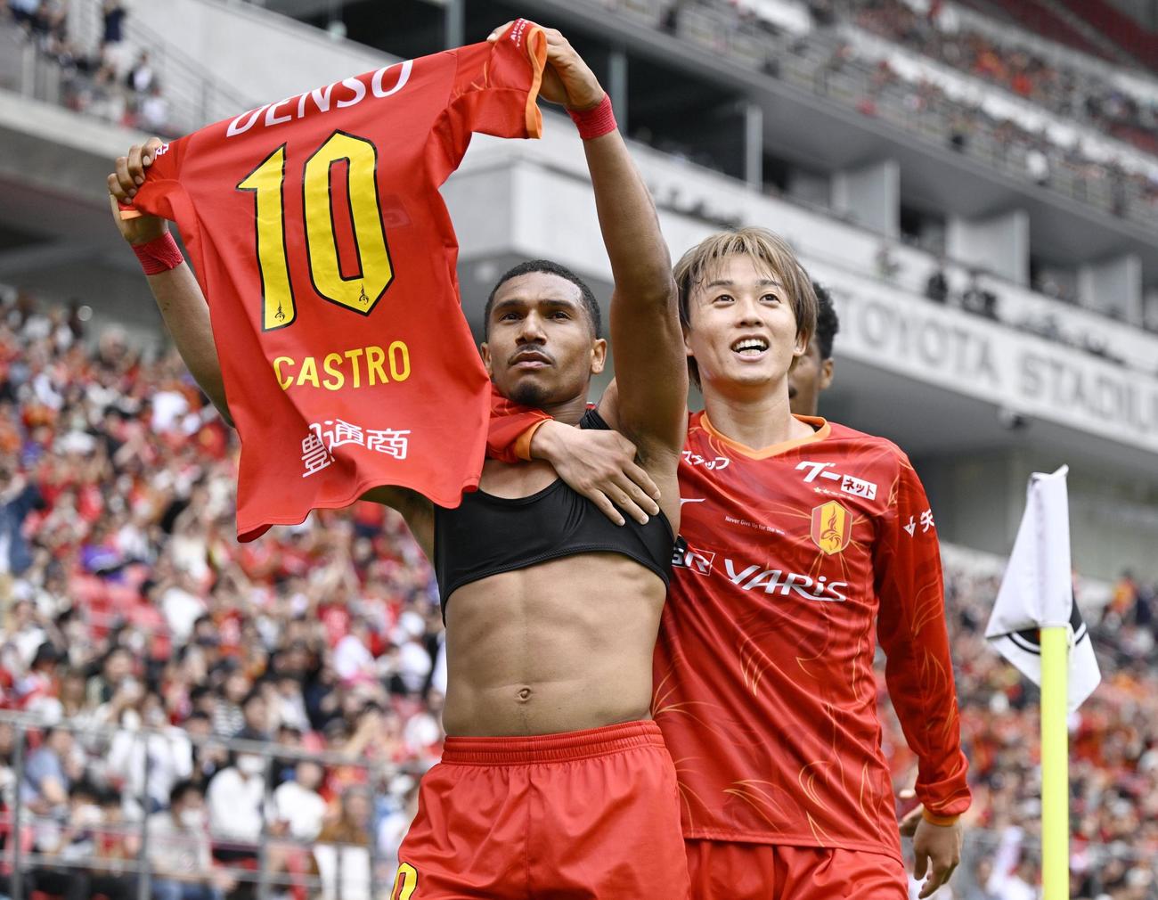 名古屋対広島　前半、先制ゴールを決め、ユニホームを掲げる名古屋・マテウス（左）（共同）