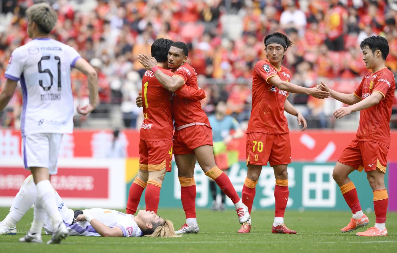 名古屋対広島　広島に勝利し、チームメートと抱き合って喜ぶ名古屋・マテウス（右から3人目）（共同）