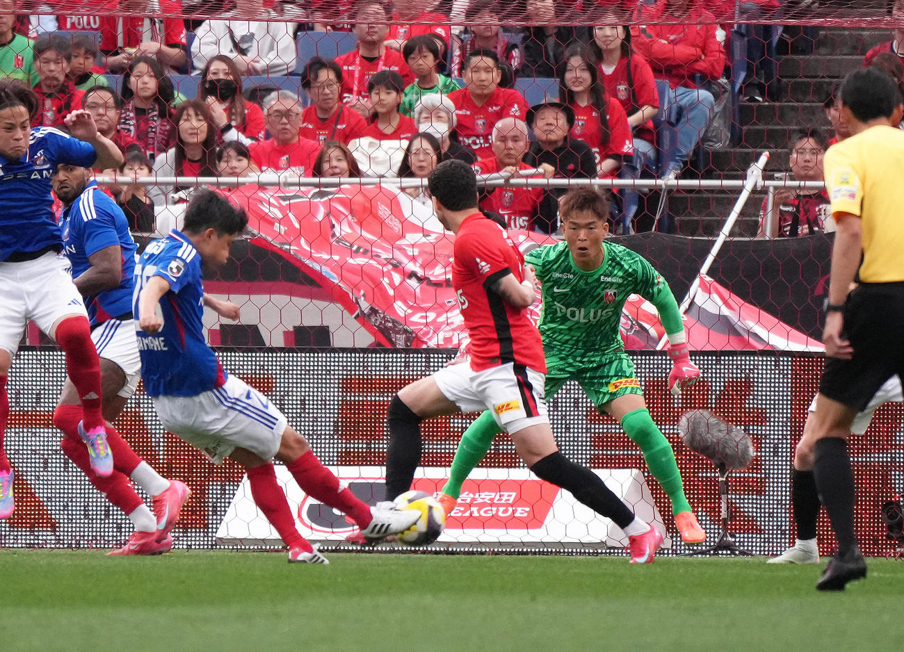 浦和対横浜　後半、ゴールを決める横浜山根（左）（撮影・足立雅史）