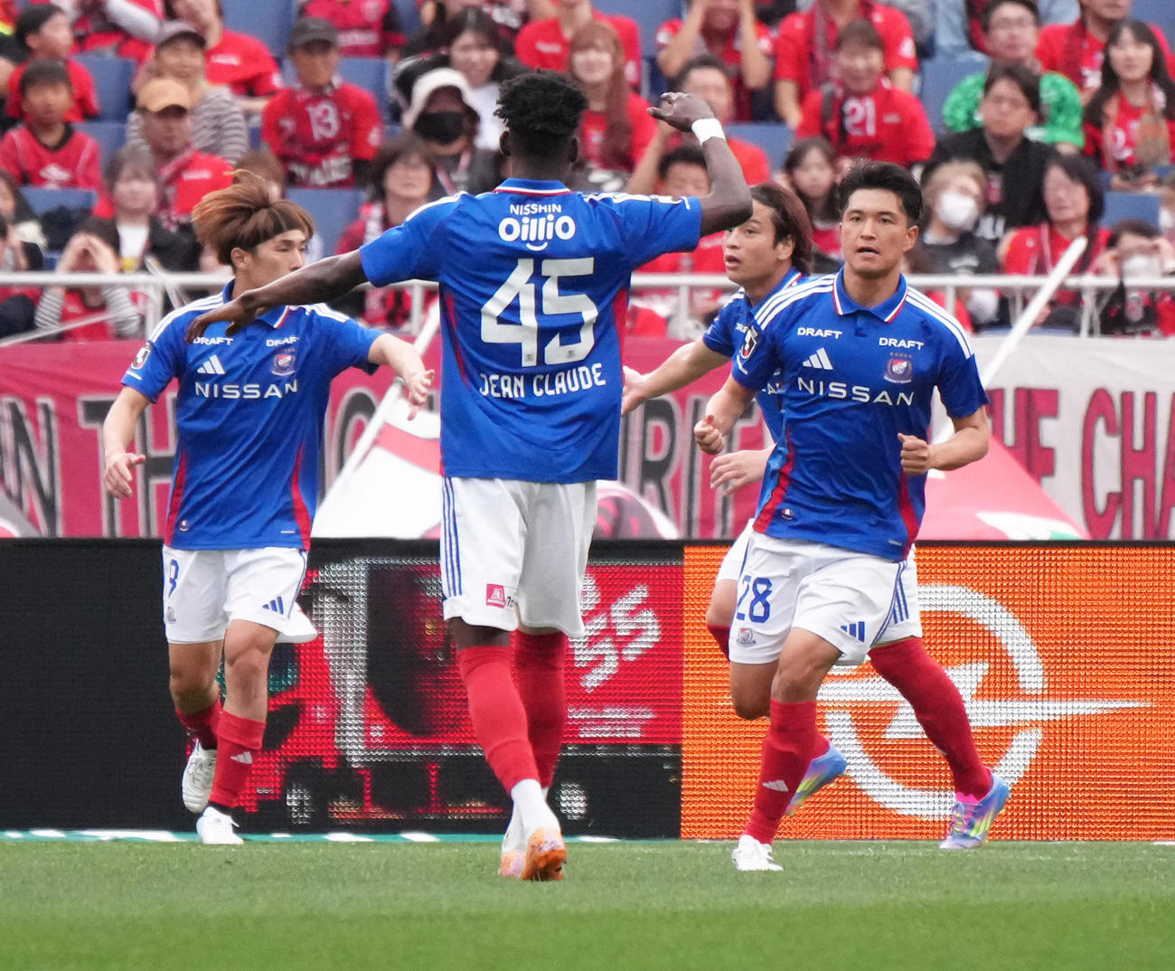 浦和対横浜　後半、ゴールを決めた横浜山根（右）（撮影・足立雅史）