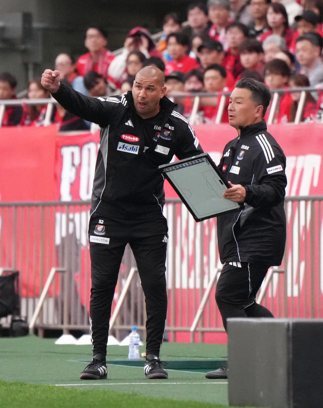浦和対横浜　後半、指示を出す横浜キスノーボHC（左）（撮影・足立雅史）
